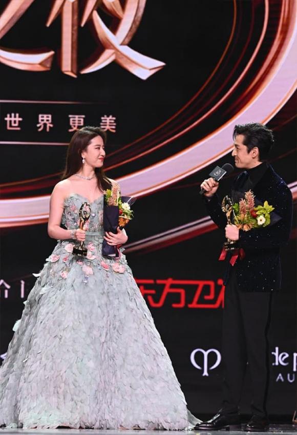 Hồ Ca và Lưu Diệc Phi đoạt ngôi King & Queen tại Đêm hội Weibo 2023 - ảnh 2