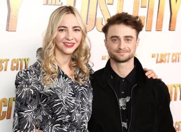 Bạn gái ''Harry Potter'' Daniel Radcliffe mang thai sau 10 năm hẹn hò - ảnh 1