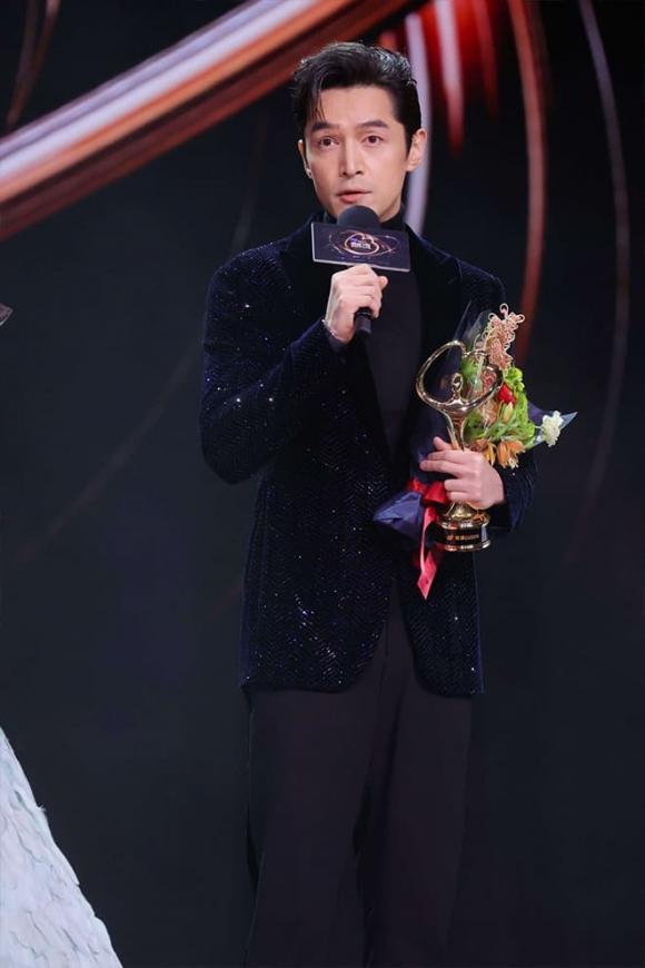Hồ Ca và Lưu Diệc Phi đoạt ngôi King & Queen tại Đêm hội Weibo 2023 - ảnh 5