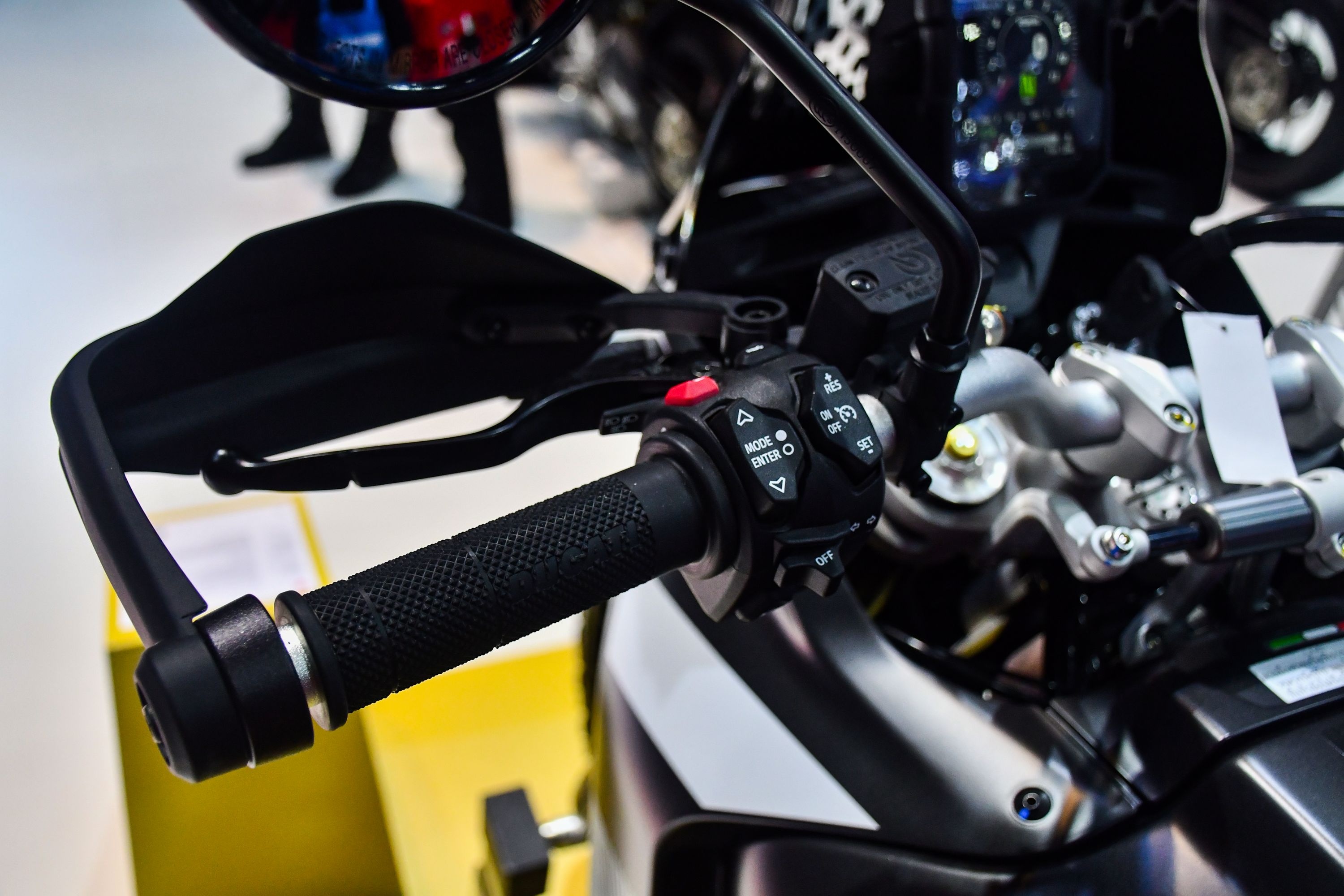 Chi tiết Ducati DesertX 2023 phiên bản màu đặc biệt vừa ra mắt ĐNA - ảnh 11