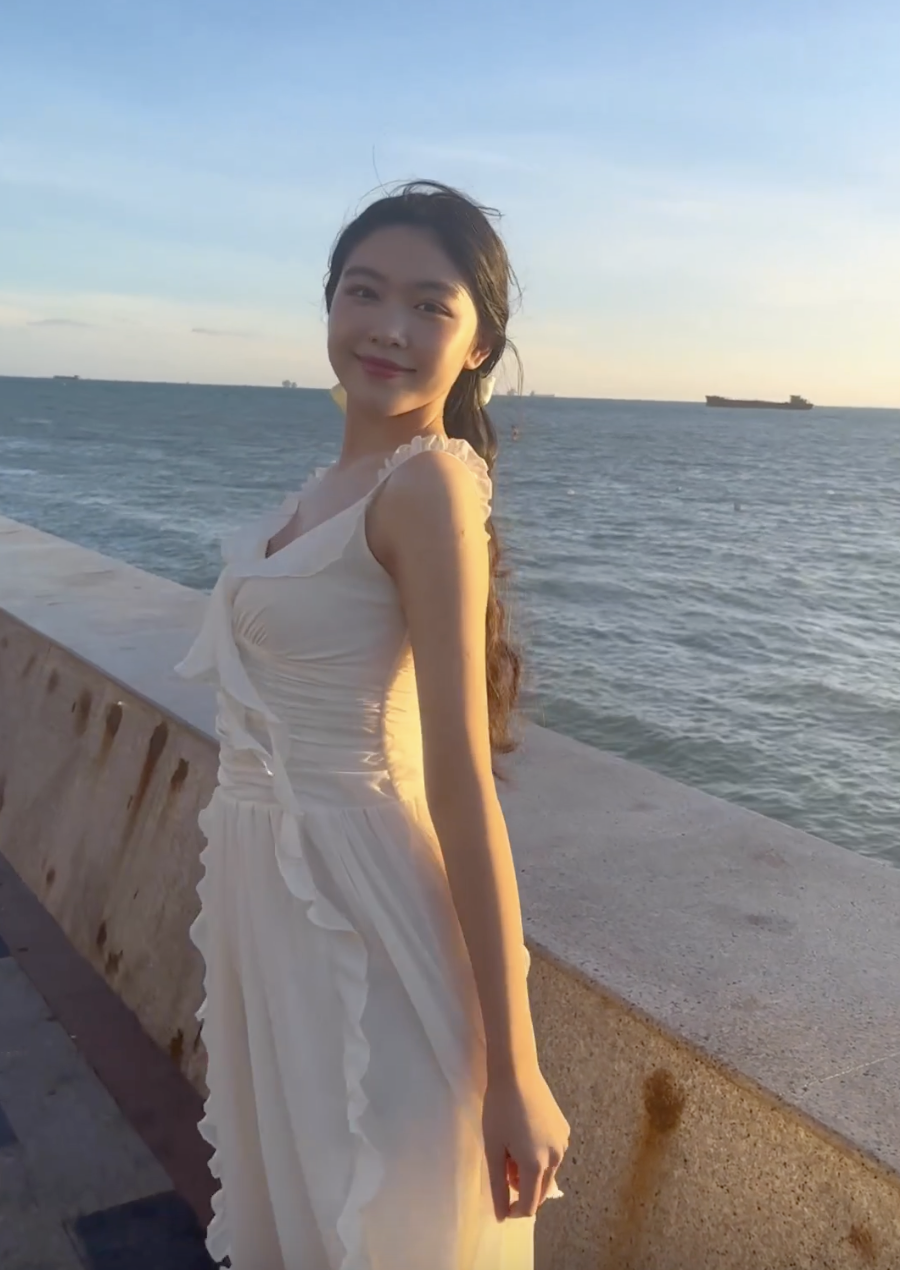 Khoe sương sương vài khoảnh khắc trên biển, con gái Quyền Linh khiến netizen phát sốt bởi nhan sắc chuẩn 