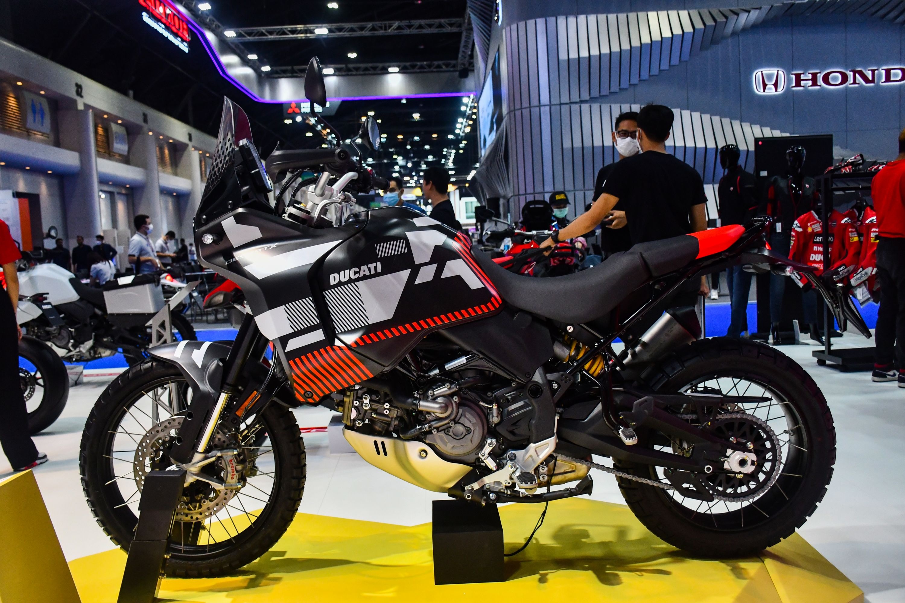 Chi tiết Ducati DesertX 2023 phiên bản màu đặc biệt vừa ra mắt ĐNA - ảnh 2