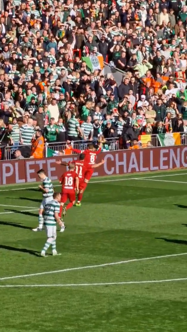Gerrard bị CĐV Celtic tấn công - ảnh 3