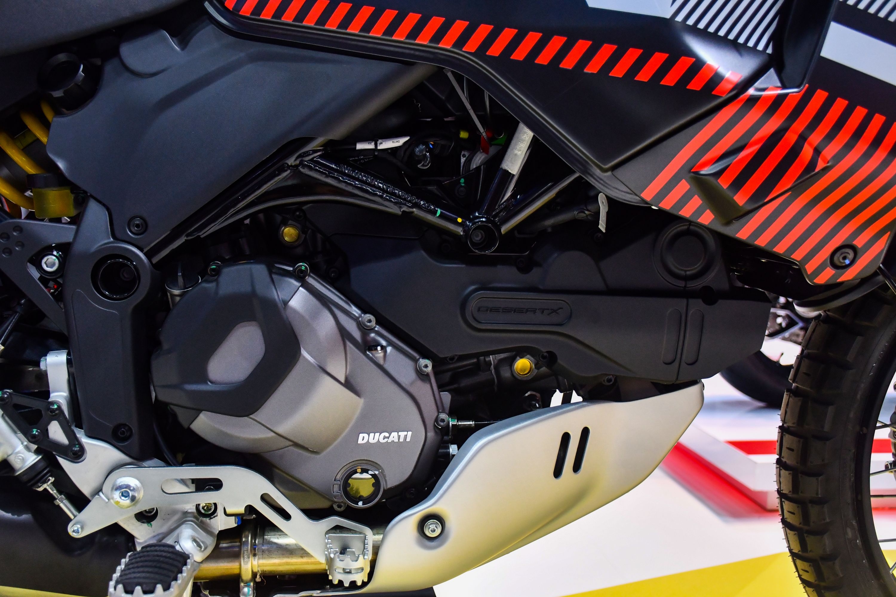 Chi tiết Ducati DesertX 2023 phiên bản màu đặc biệt vừa ra mắt ĐNA - ảnh 10
