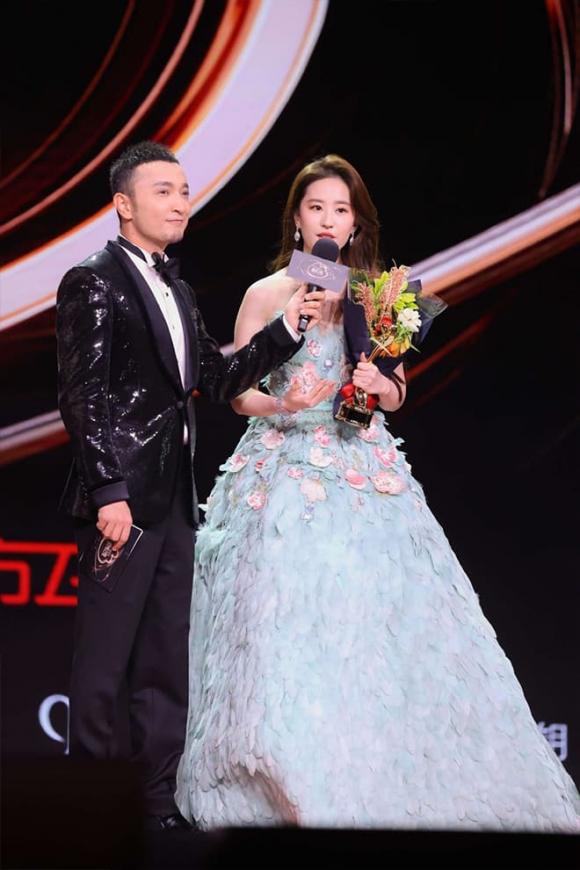 Hồ Ca và Lưu Diệc Phi đoạt ngôi King & Queen tại Đêm hội Weibo 2023 - ảnh 6