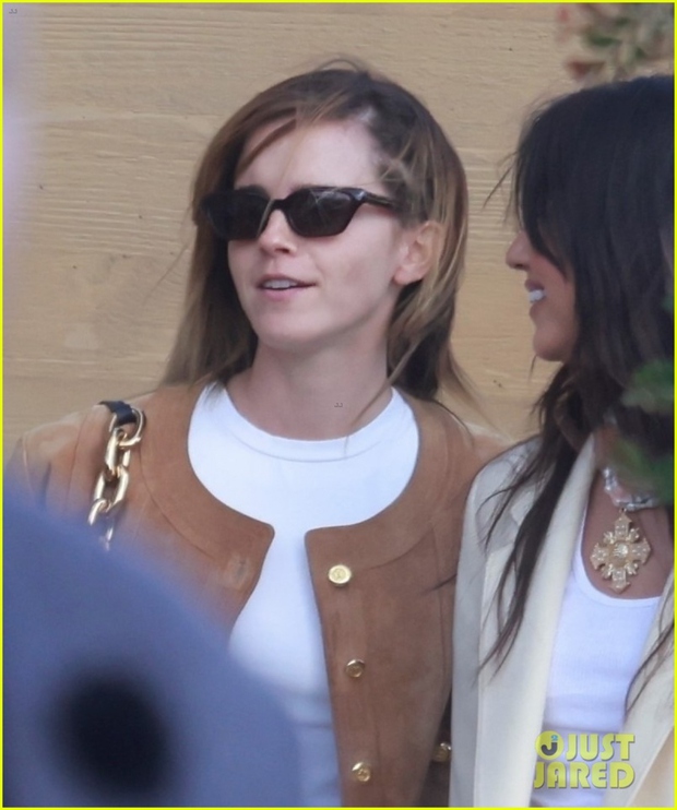Emma Watson để mặt mộc xinh đẹp đi chơi cùng bạn bè - ảnh 6