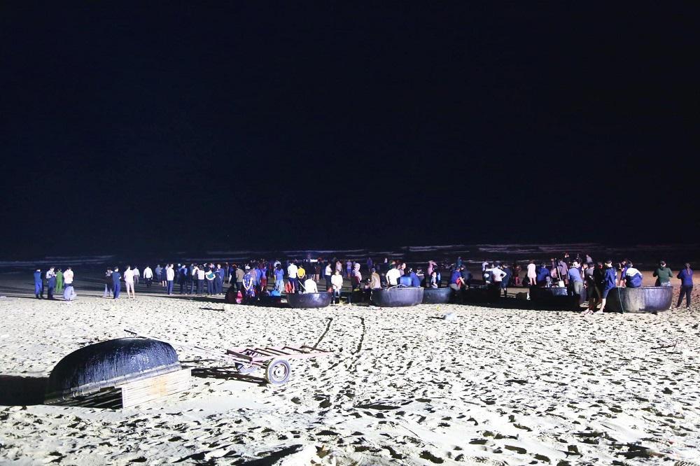 Vụ 3 học sinh mất tích khi tắm biển ở Hà Tĩnh: Tìm thấy thi thể thứ 3 - ảnh 1