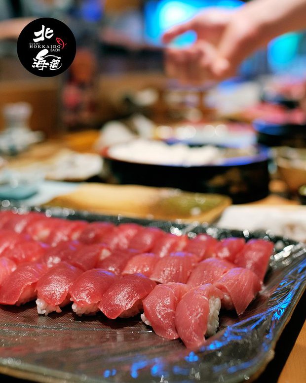 Hoa hậu Lương Thuỳ Linh và Đỗ Hà chấp nhận thử thách làm sushi cá ngừ với bếp trưởng người Nhật - ảnh 5