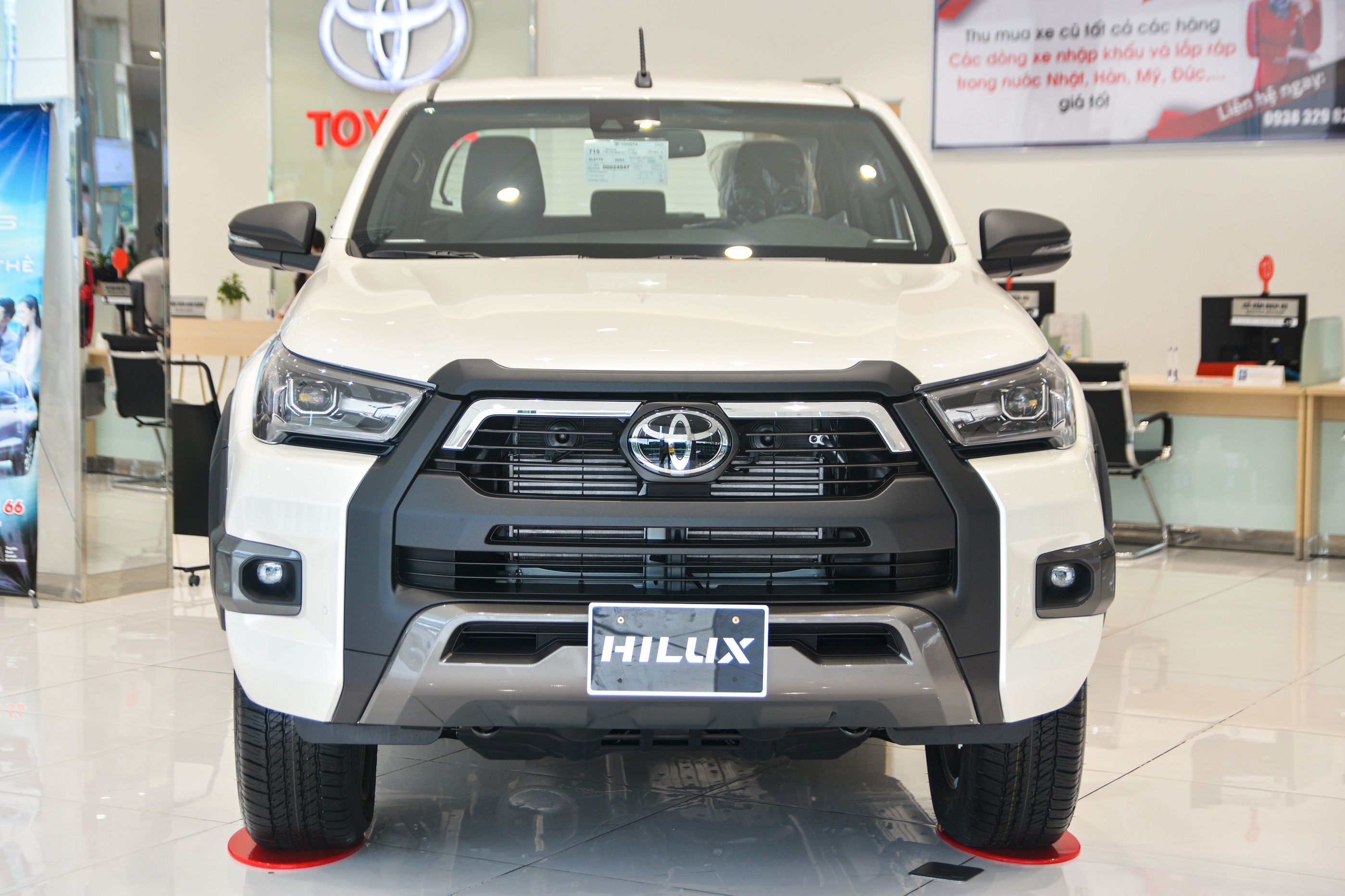 Lượng Toyota Hilux về nhỏ giọt, đại lý cam kết không kèm ''lạc'' - ảnh 2