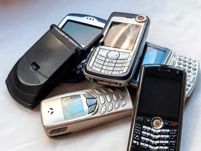 Trào lưu kỳ lạ: Bỏ xó điện thoại thông minh, người dùng đổ xô sang dùng điện thoại 