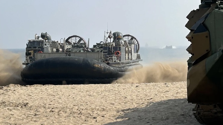 Hàng ngàn binh sĩ Mỹ – Hàn ồ ạt đổ bộ bờ biển cùng loạt xe bọc thép 23 tấn - ảnh 2