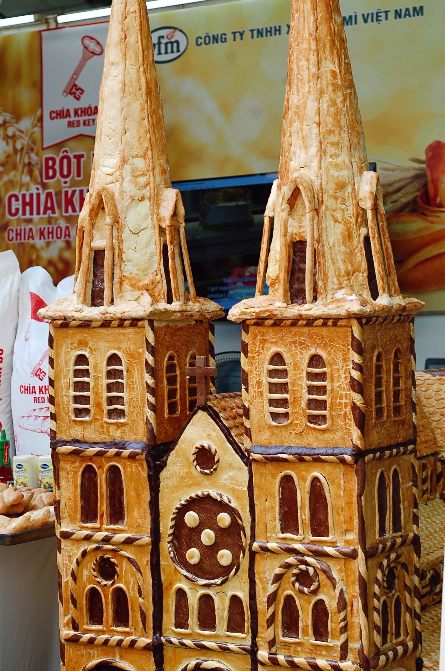 Độc đáo Nhà thờ Đức Bà làm từ 350kg bột mì và 1500 quả trứng gà tại Lễ hội bánh mì TPHCM - ảnh 5