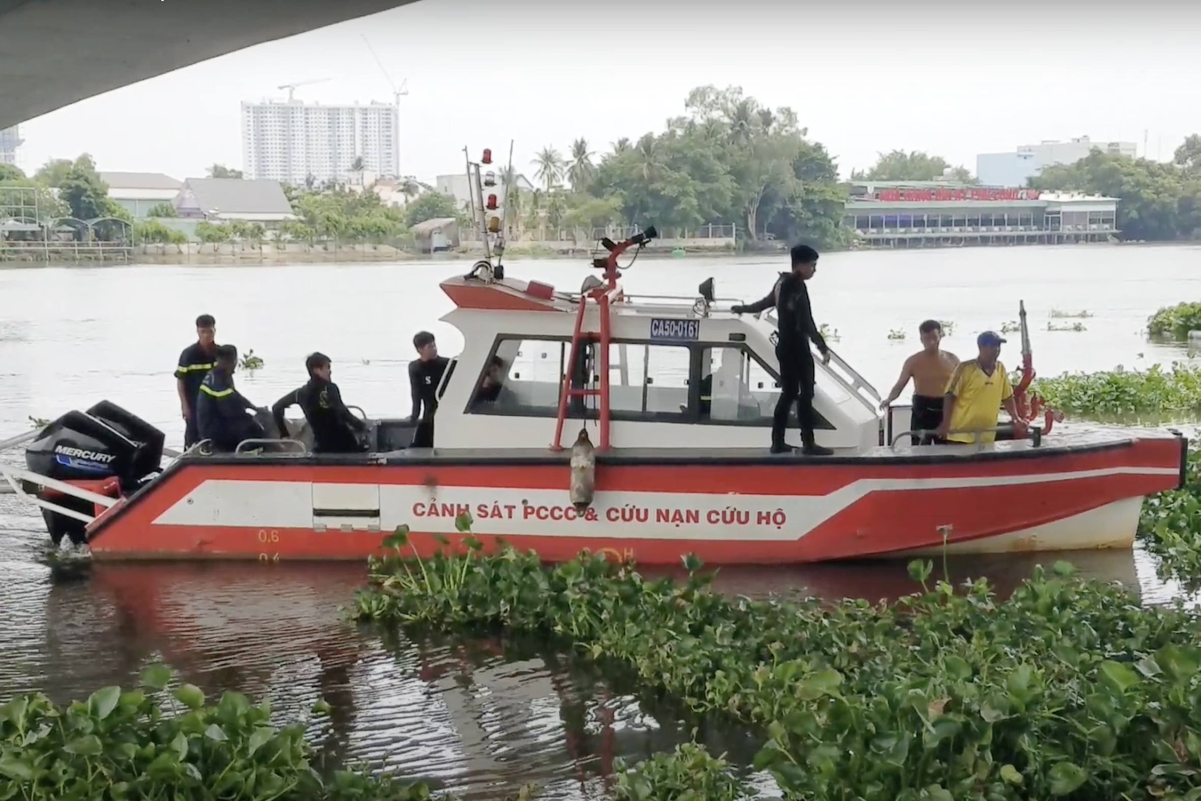 Lặn tìm người đàn ông mất tích dưới sông Sài Gòn - ảnh 1