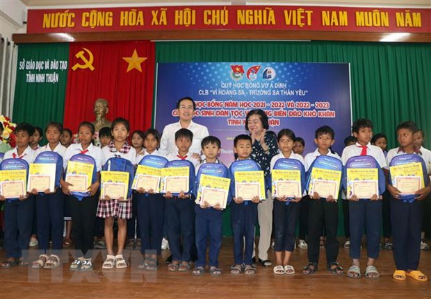 Trao 150 suất học bổng Vừ A Dính tặng học sinh nghèo Ninh Thuận - ảnh 1