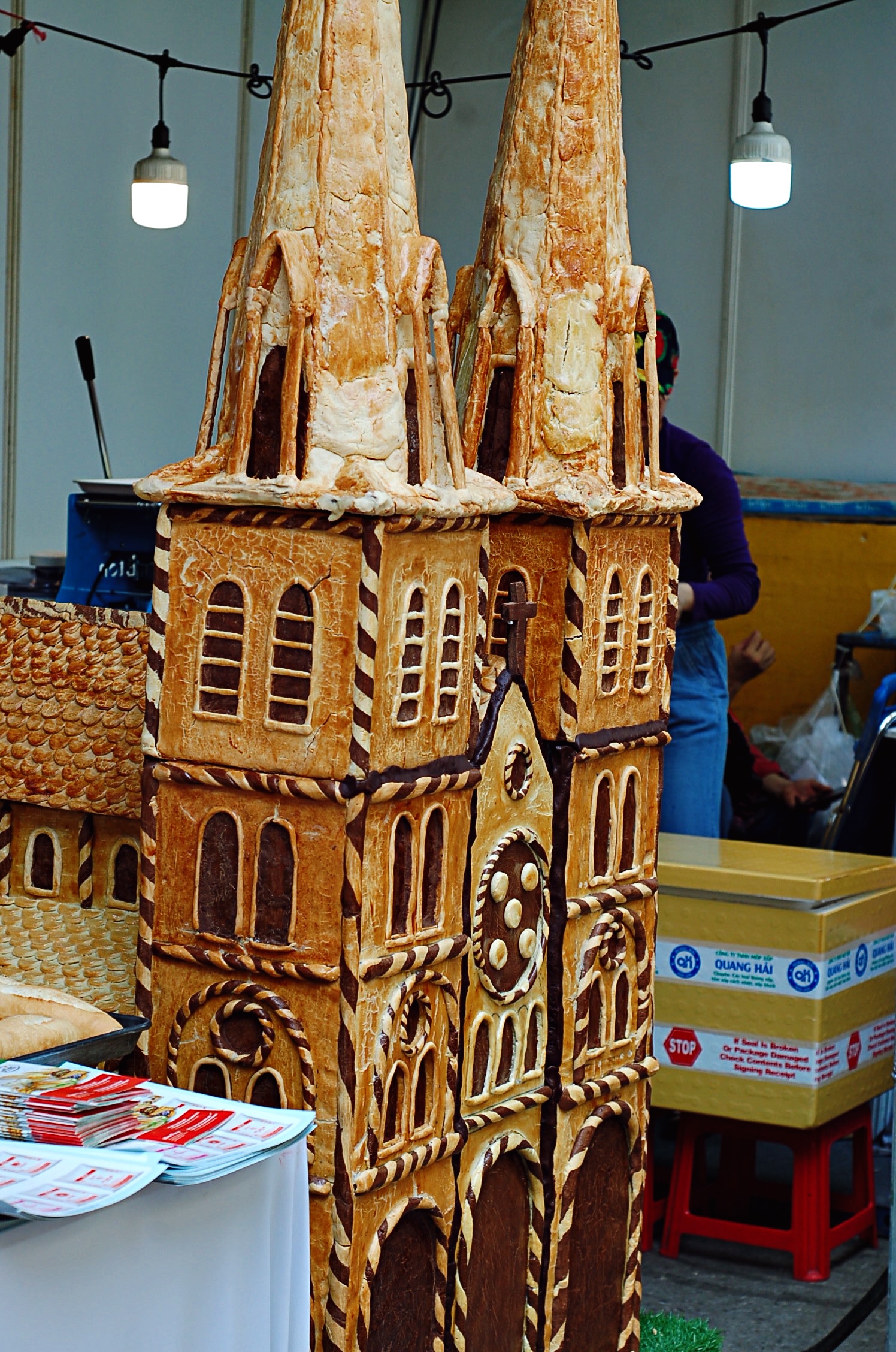 Độc đáo Nhà thờ Đức Bà làm từ 350kg bột mì và 1500 quả trứng gà tại Lễ hội bánh mì TPHCM - ảnh 6
