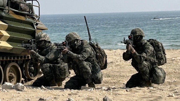 Hàng ngàn binh sĩ Mỹ – Hàn ồ ạt đổ bộ bờ biển cùng loạt xe bọc thép 23 tấn - ảnh 1