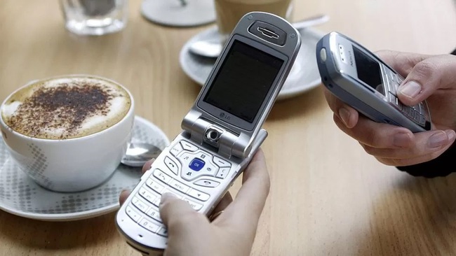 Trào lưu kỳ lạ: Bỏ xó điện thoại thông minh, người dùng đổ xô sang dùng điện thoại 