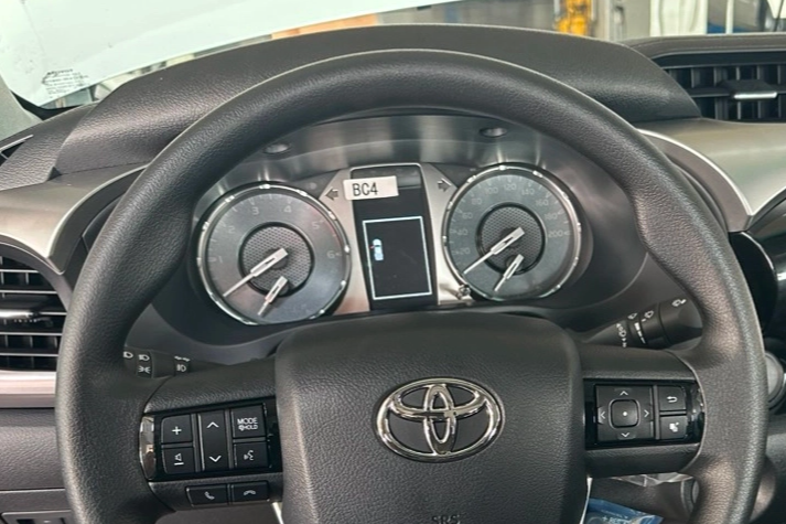 Ảnh thực tế Toyota Hilux 2023 bản duy nhất tại đại lý: Ra biển gần 1 tỷ đồng nhưng nội thất sơ sài, thua Ranger bản rẻ nhất - ảnh 6