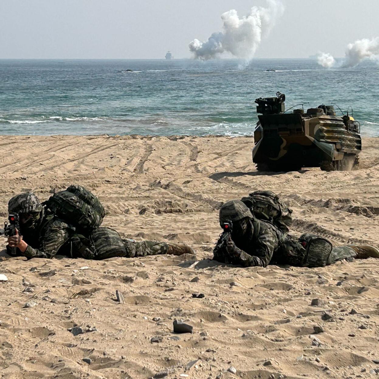 Hàng ngàn binh sĩ Mỹ – Hàn ồ ạt đổ bộ bờ biển cùng loạt xe bọc thép 23 tấn - ảnh 3