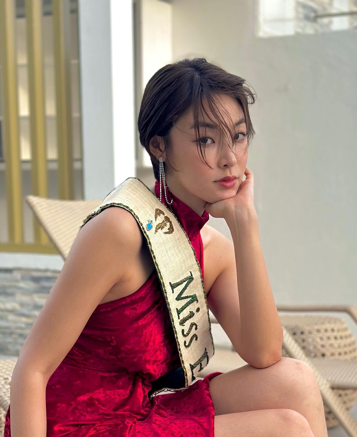 Màn ''lột xác'' gây tranh luận của đương kim Hoa hậu Trái Đất - ảnh 1