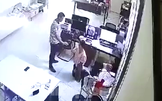 Camera ghi lại cảnh giám đốc người nước ngoài nghi sát hại nữ kế toán - ảnh 1