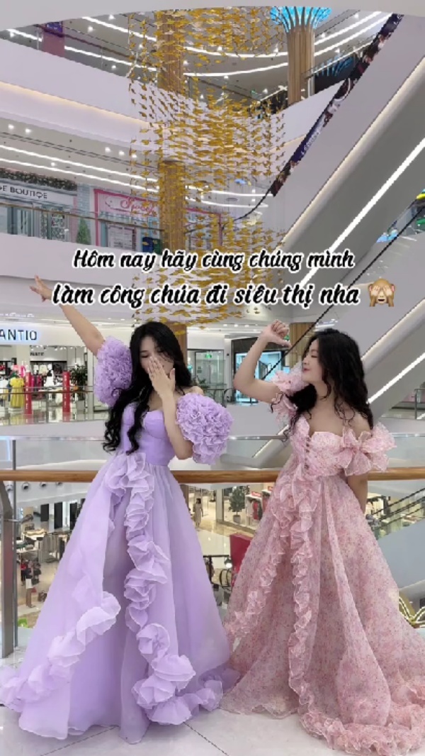 Thỏa mãn ước mơ làm công chúa, đôi bạn thân diện nguyên bộ váy đi TTTM - ảnh 1