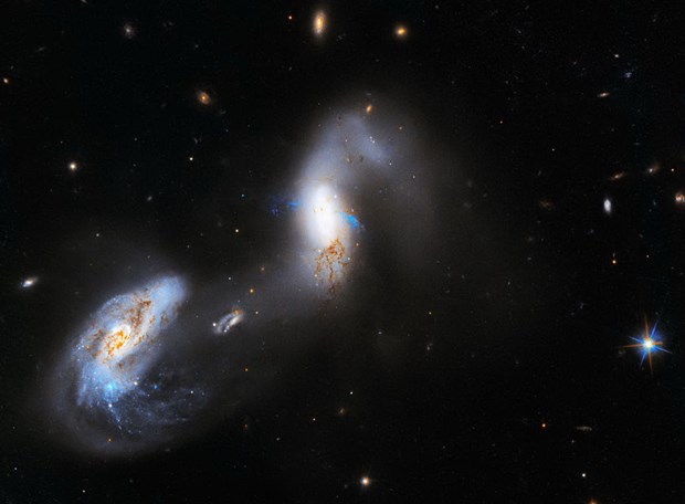 Kính viễn vọng Hubble chụp được ảnh thiên hà tương tác cực sáng - ảnh 1