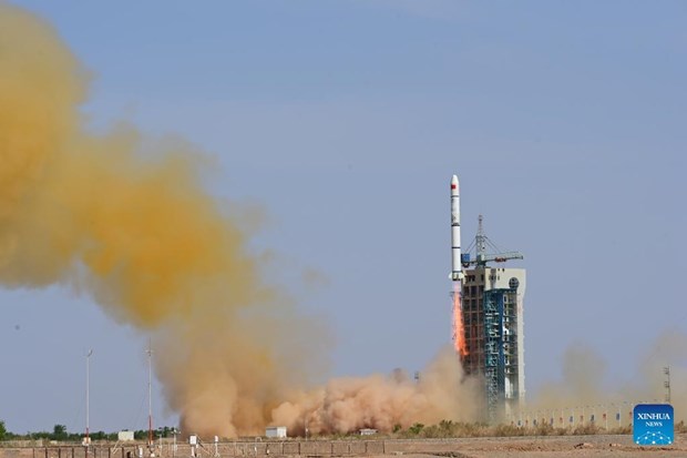 Trung Quốc lần đầu phóng vệ tinh giám sát môi trường không gian - ảnh 1