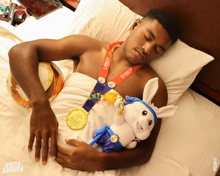 Ảnh vui 17-5: Cầu thủ Indonesia đi ngủ cùng linh vật và huy chương vàng - ảnh 1