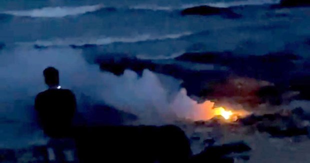 Phú Yên: Lý giải hiện tượng cháy trên mặt biển, càng tạt càng cháy - ảnh 1