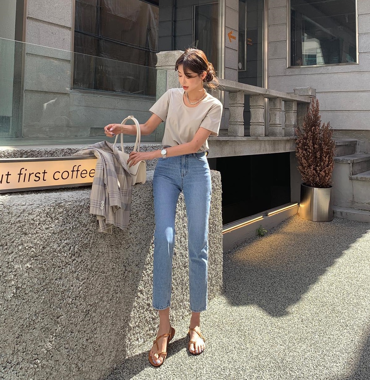 Diện áo thun và quần jeans sành điệu như Hoa hậu Phương Khánh với 10 công thức - ảnh 6