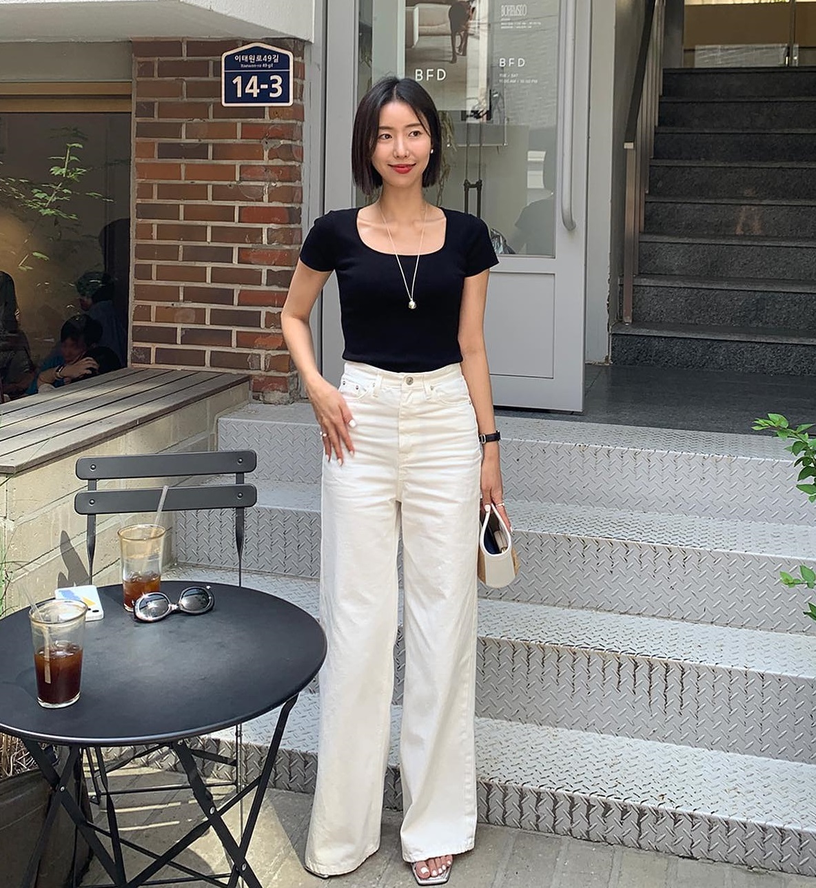 Diện áo thun và quần jeans sành điệu như Hoa hậu Phương Khánh với 10 công thức - ảnh 2
