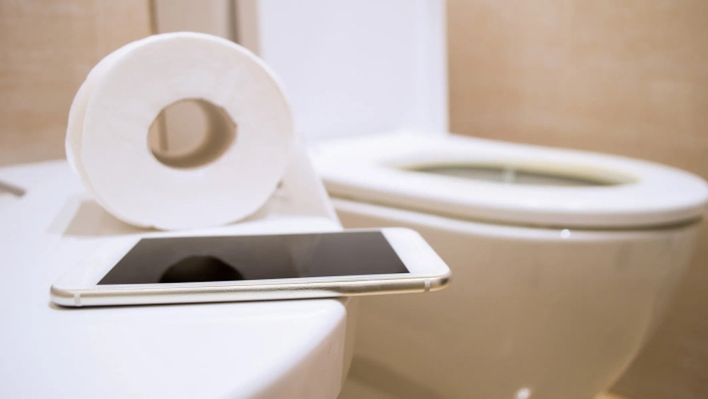 Xem điện thoại khi đi vệ sinh: Rước loạt bệnh nguy hiểm - ảnh 1