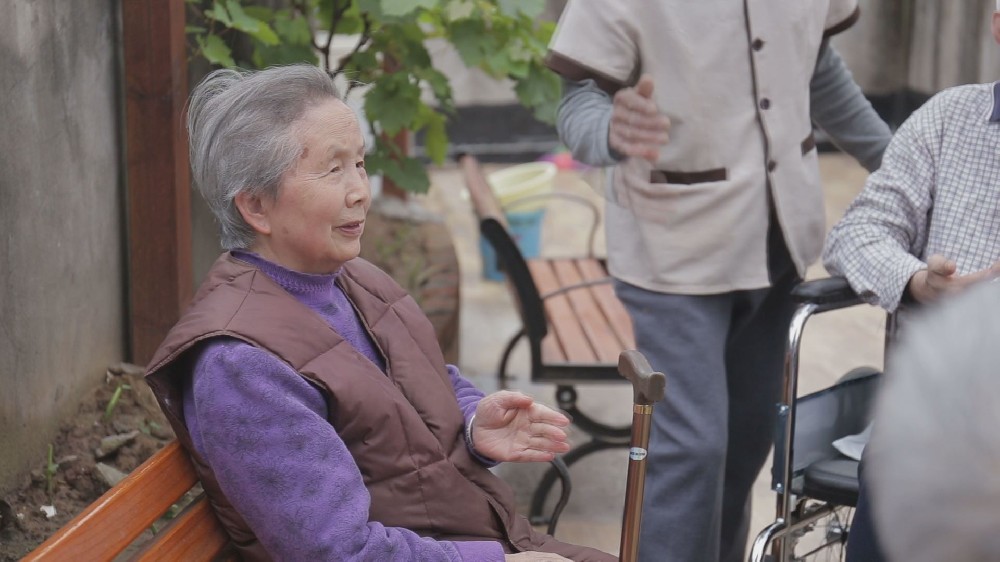 Cụ bà 75 tuổi chuyển vào viện dưỡng lão mới biết: Người có tiền chưa chắc sống hạnh phúc bằng người bình thường - ảnh 1