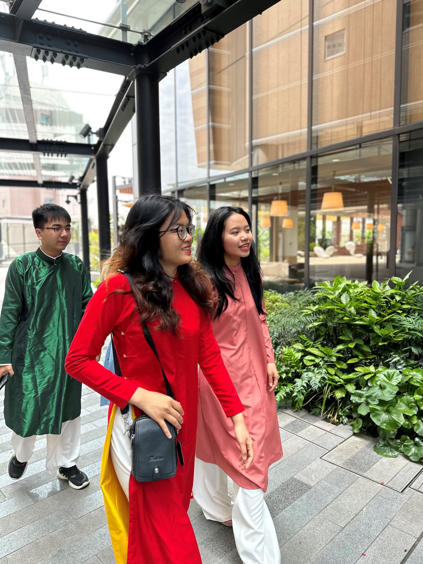 Học sinh - sinh viên FPT Edu mặc áo dài ngũ thân vi vu đất nước Mặt trời mọc quảng bá văn hóa Việt Nam - ảnh 3