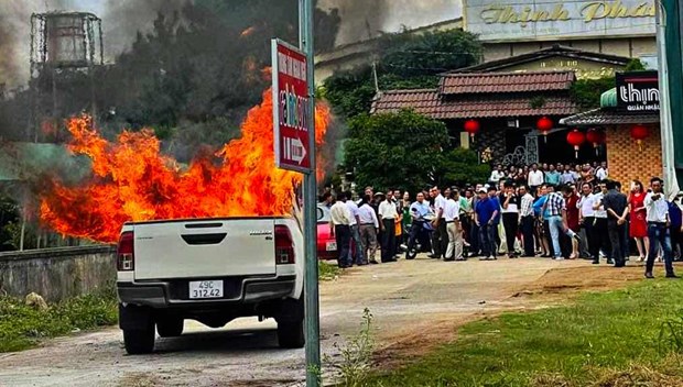 Lâm Đồng: Xe bán tải bốc cháy sau tiếng nổ lớn, lái xe tử vong - ảnh 1