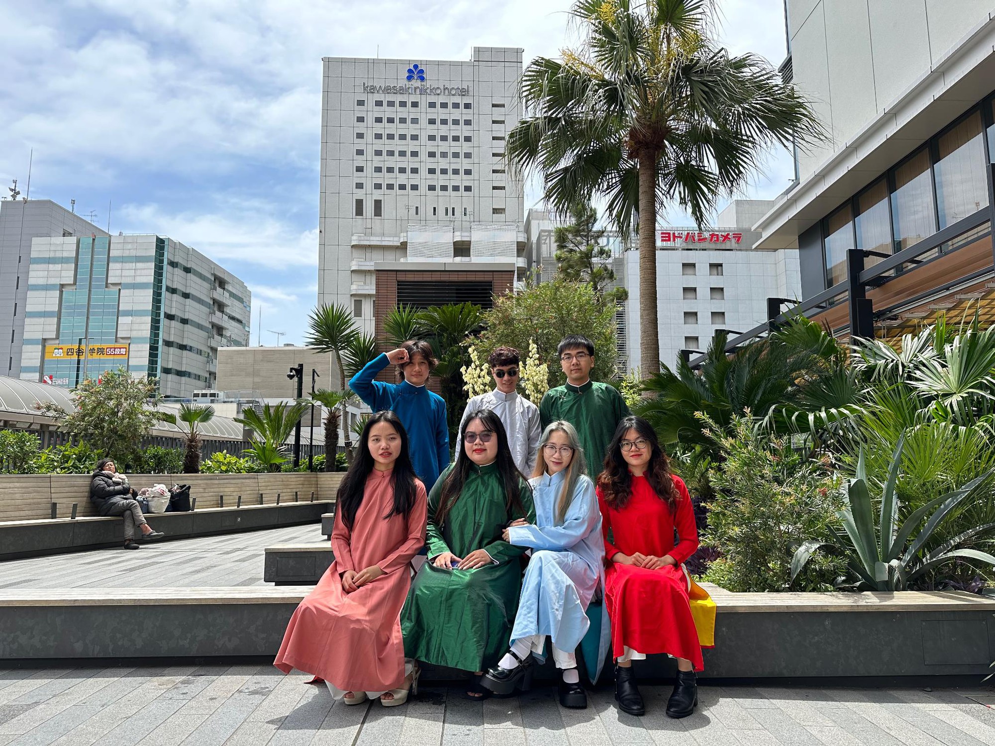 Học sinh - sinh viên FPT Edu mặc áo dài ngũ thân vi vu đất nước Mặt trời mọc quảng bá văn hóa Việt Nam - ảnh 1