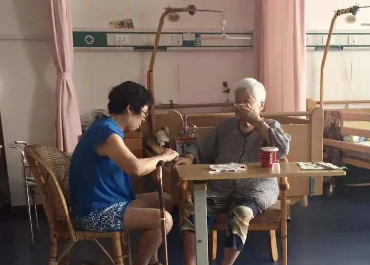 Cụ bà 75 tuổi chuyển vào viện dưỡng lão mới biết: Người có tiền chưa chắc sống hạnh phúc bằng người bình thường - ảnh 3