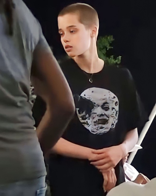 Con gái Angelina Jolie cạo đầu đinh ở tuổi 17 - ảnh 1