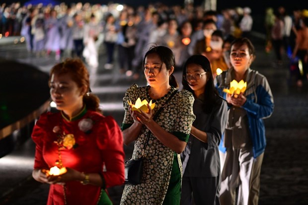 Ngàn hoa đăng thắp sáng đỉnh thiêng Fansipan trong lễ Phật đản 2023 - ảnh 3