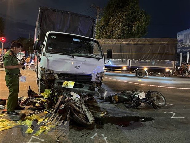 Bình Dương: Xe tải đâm loạt xe máy dừng đèn đỏ, 3 người thương vong - ảnh 1