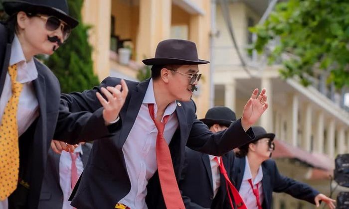 Hải Phòng: Giáo viên trong lễ bế giảng với điệu nhảy thịnh hành trên TikTok gây sốt trên mạng xã hội - ảnh 1