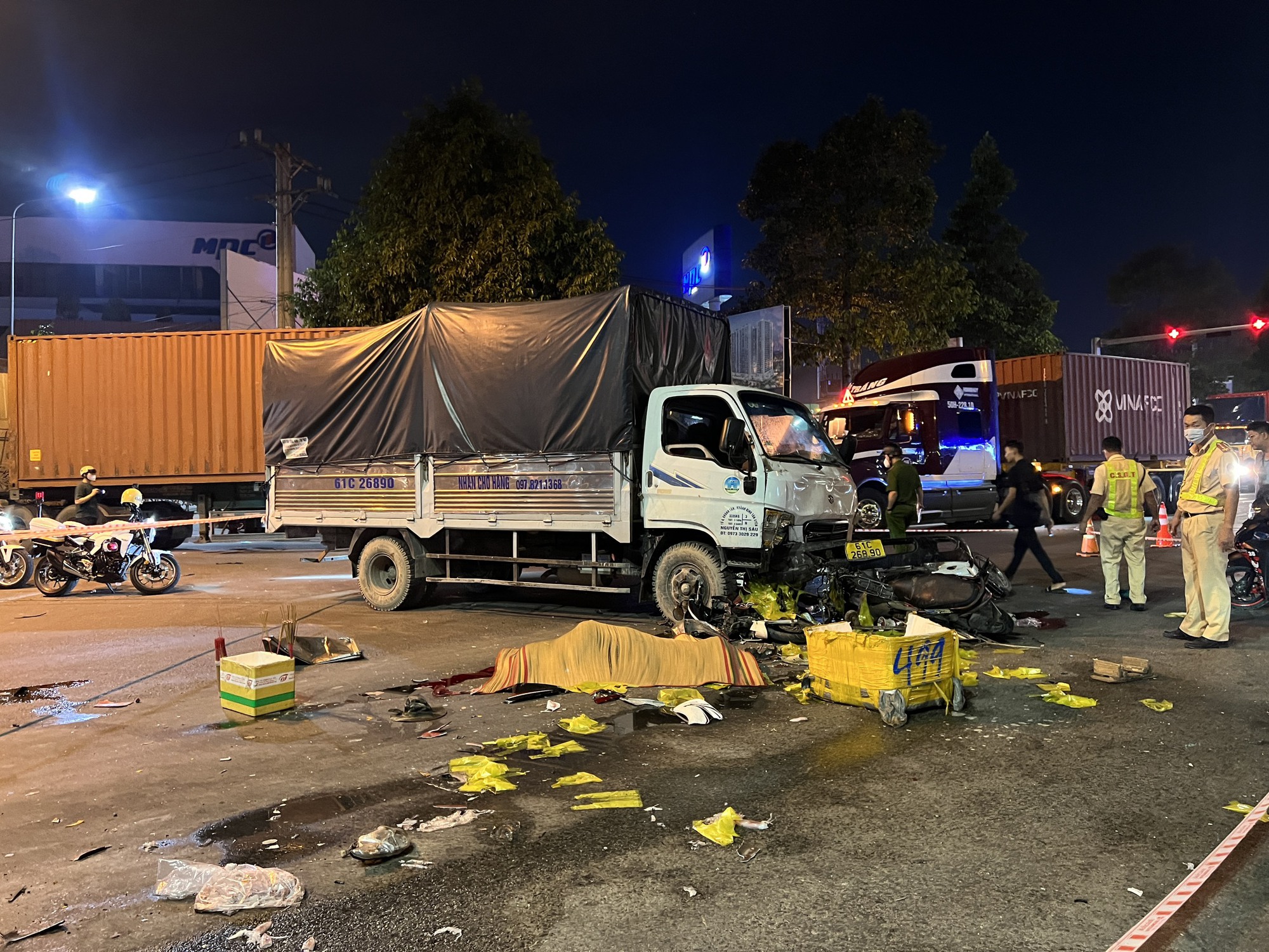 Ô tô tải tông hàng loạt xe máy dừng đèn đỏ, một người chết tại chỗ - ảnh 1