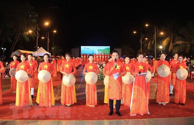 Lễ hội tôn vinh áo dài Việt Nam tại Festival Biển 2023 - ảnh 1