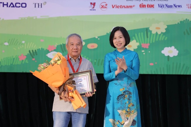 Nhà văn Trần Đức Tiến nhận giải Hiệp sĩ Dế Mèn - ảnh 2