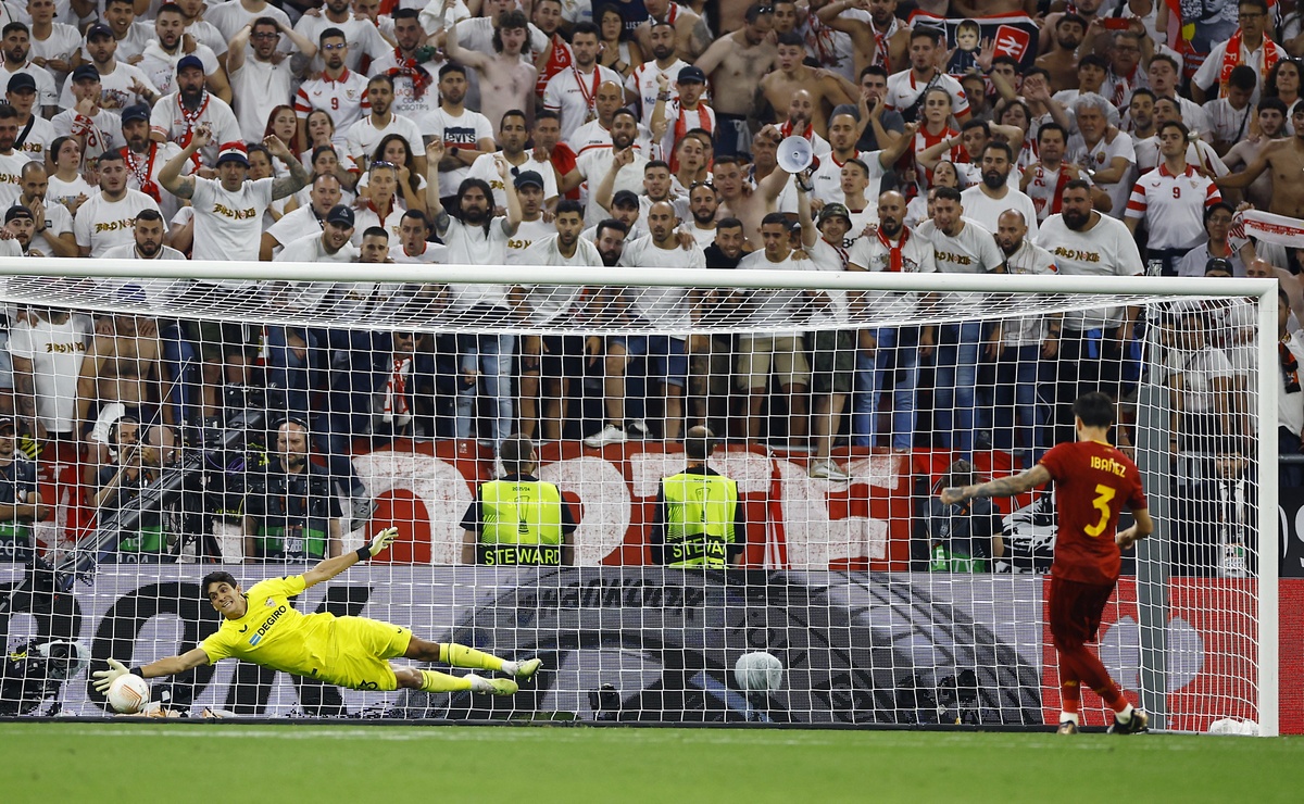 Kỷ lục của Mourinho bị Sevilla chặn đứng - ảnh 1