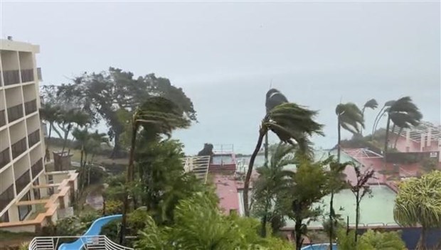 Nhật Bản đề phòng bão Mawar tiến đến Okinawa, cảnh báo thủy triều dâng - ảnh 1