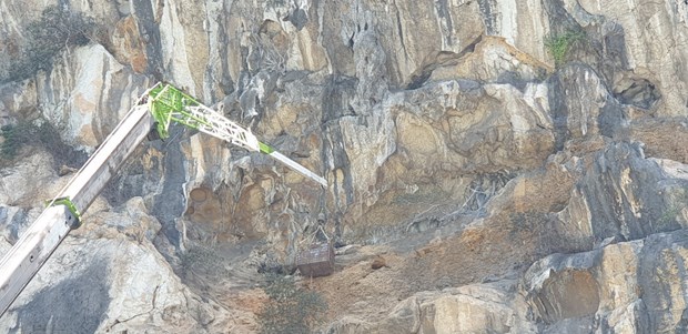 Quảng Ninh: Xuất hiện điểm sạt lở đá nguy hiểm trên núi Bài Thơ - ảnh 1