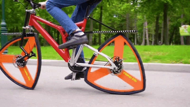 Chiếc xe đạp vẫn hoạt động với 2 bánh hình tam giác - ảnh 1