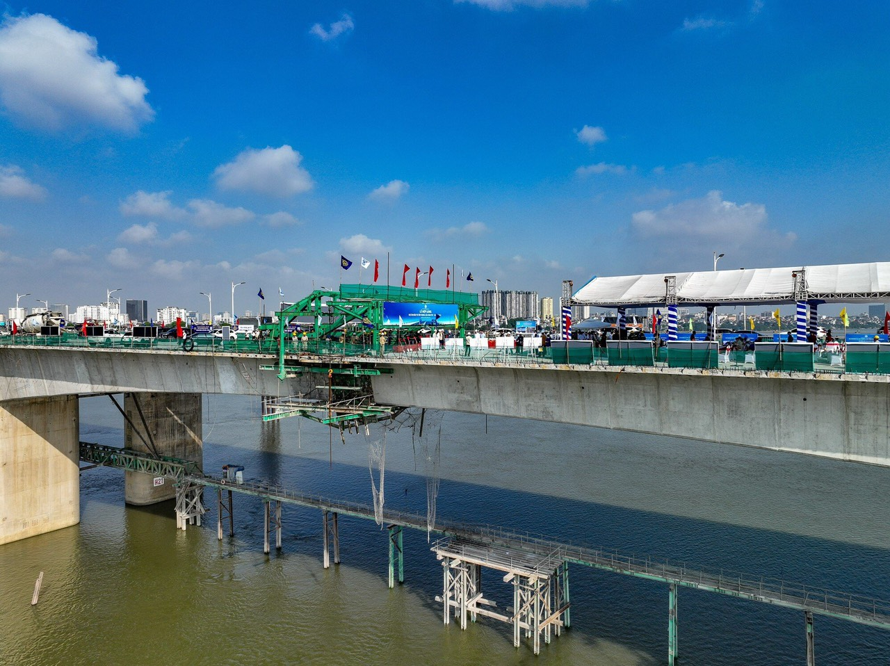 Cầu Vĩnh Tuy 2 hoàn thành khối hợp long cuối cùng, chuẩn bị thông xe vào tháng 9/2023 - ảnh 2